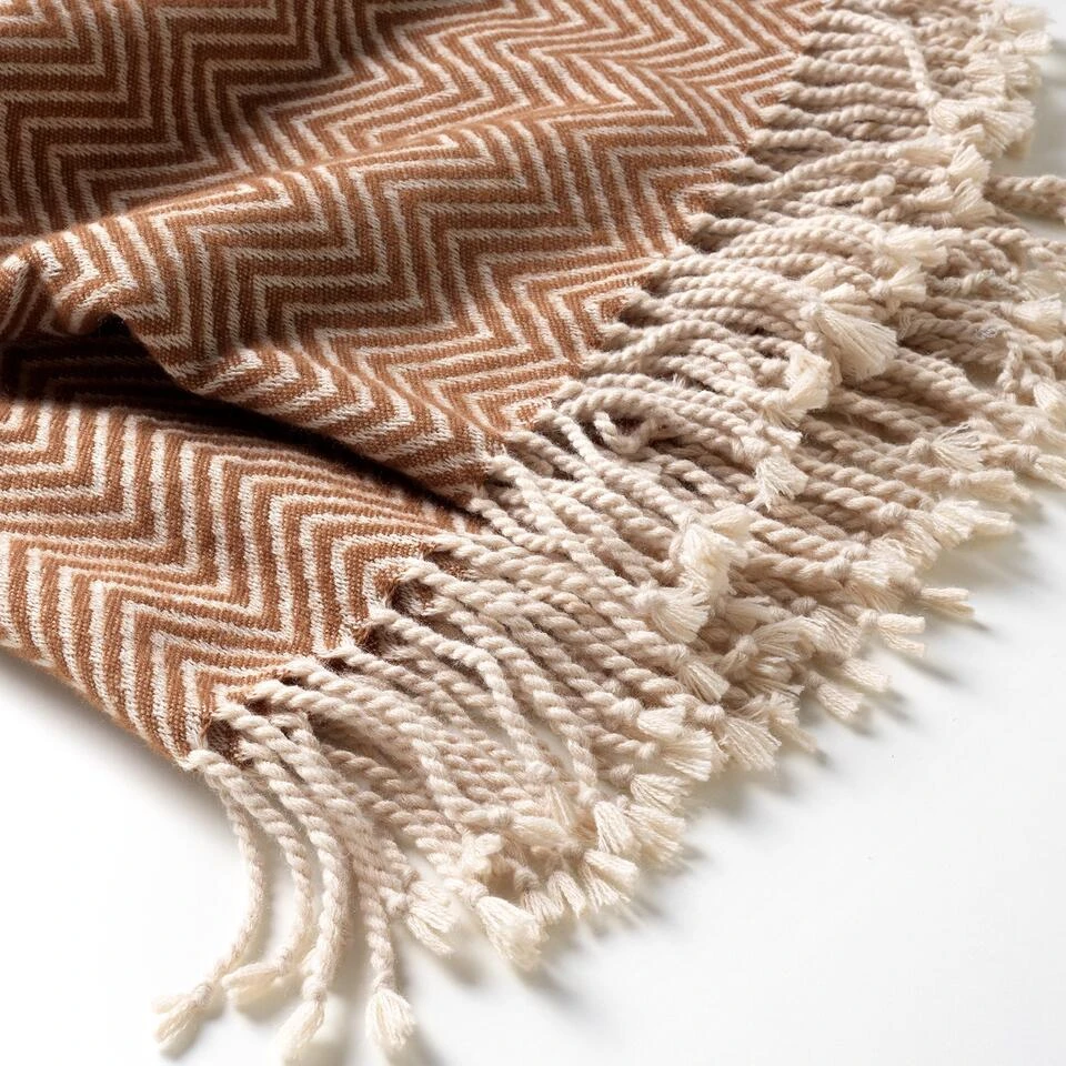 EVONY - Plaid 140x180 Cm - Tobacco Brown - Bruin - Zigzag Patroon - Franjes 6 EVONY - Plaid 140x180 Cm - Tobacco Brown - Bruin - Zigzag Patroon - Franjes - Afbeelding 4