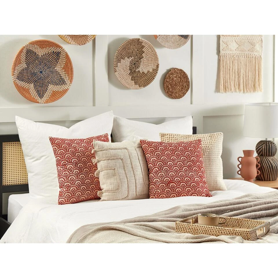 Beliani Sierkussen RHUS - Rood Katoen 4 Beliani Sierkussen RHUS - Rood Katoen - Afbeelding 2