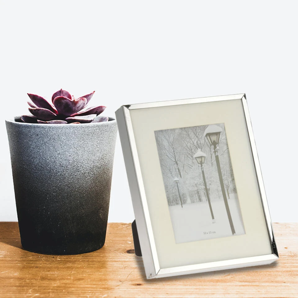 Merkloos Bellatio Design Fotolijstje - Zilverkleurig - Metalen Rand - 17 X 22 Cm 4 Merkloos Bellatio Design Fotolijstje - Zilverkleurig - Metalen Rand - 17 X 22 Cm - Afbeelding 2